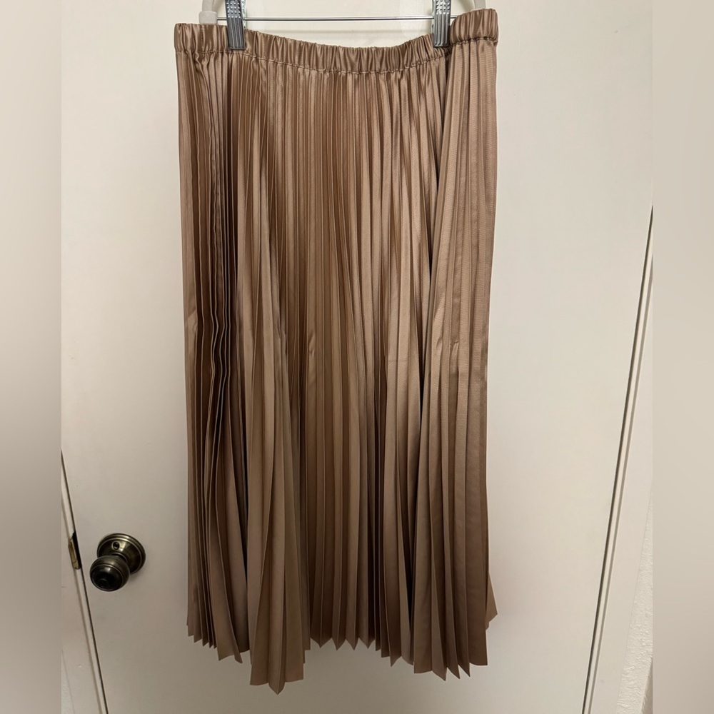 Banana Republic Pleated Midi Skirt in Taupe/gold